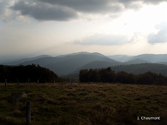 Les reliefs du sud du massif des Vosges, au loin la plaine de Franche-Comté